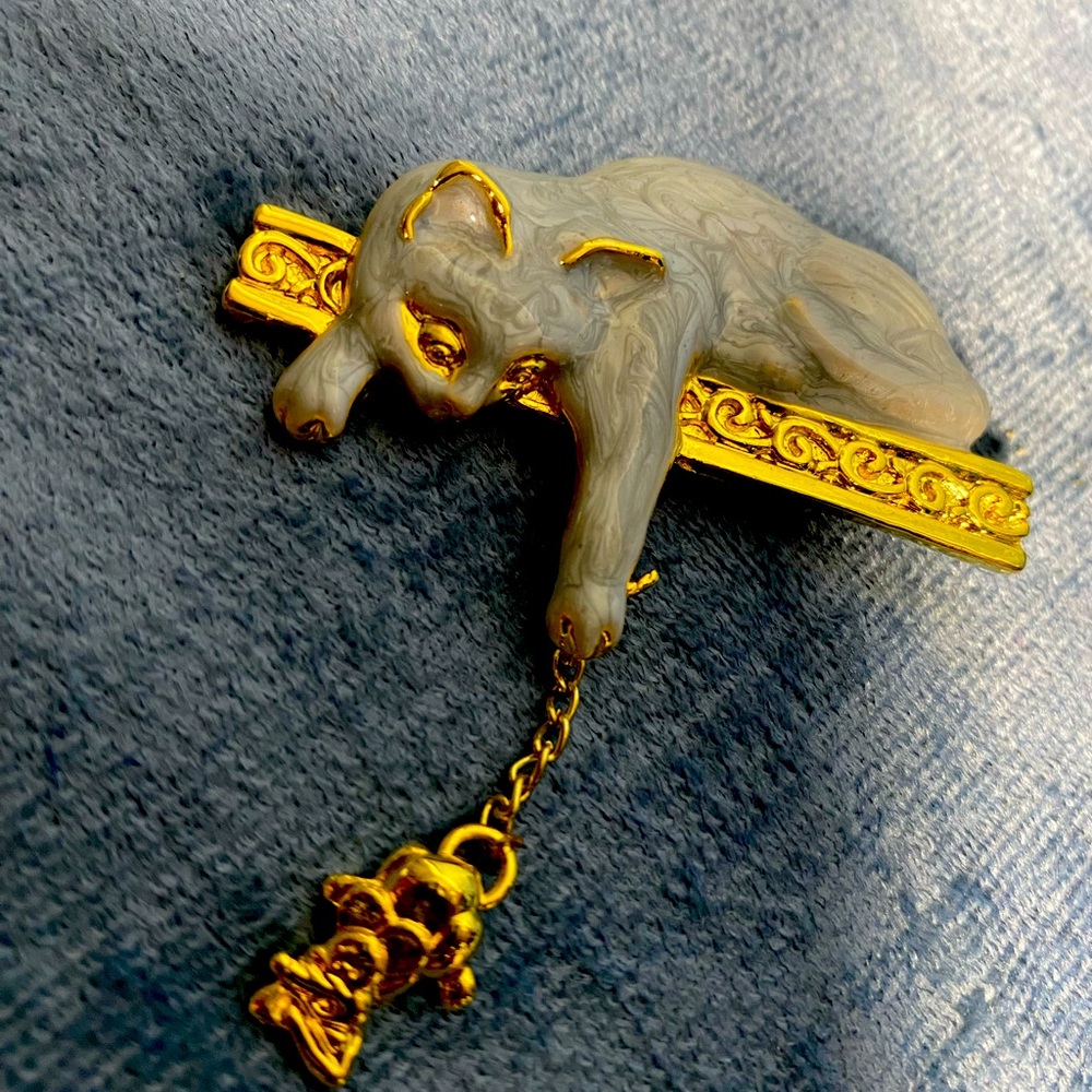 Vintage acrylic cat and gold tone brooch